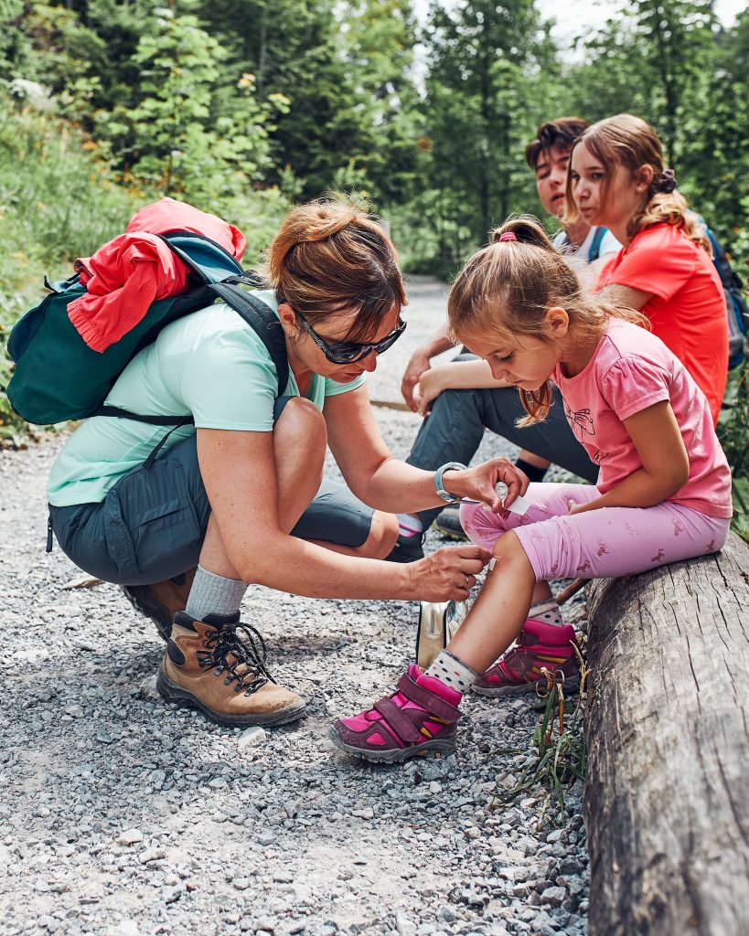madre curando heridas de niños